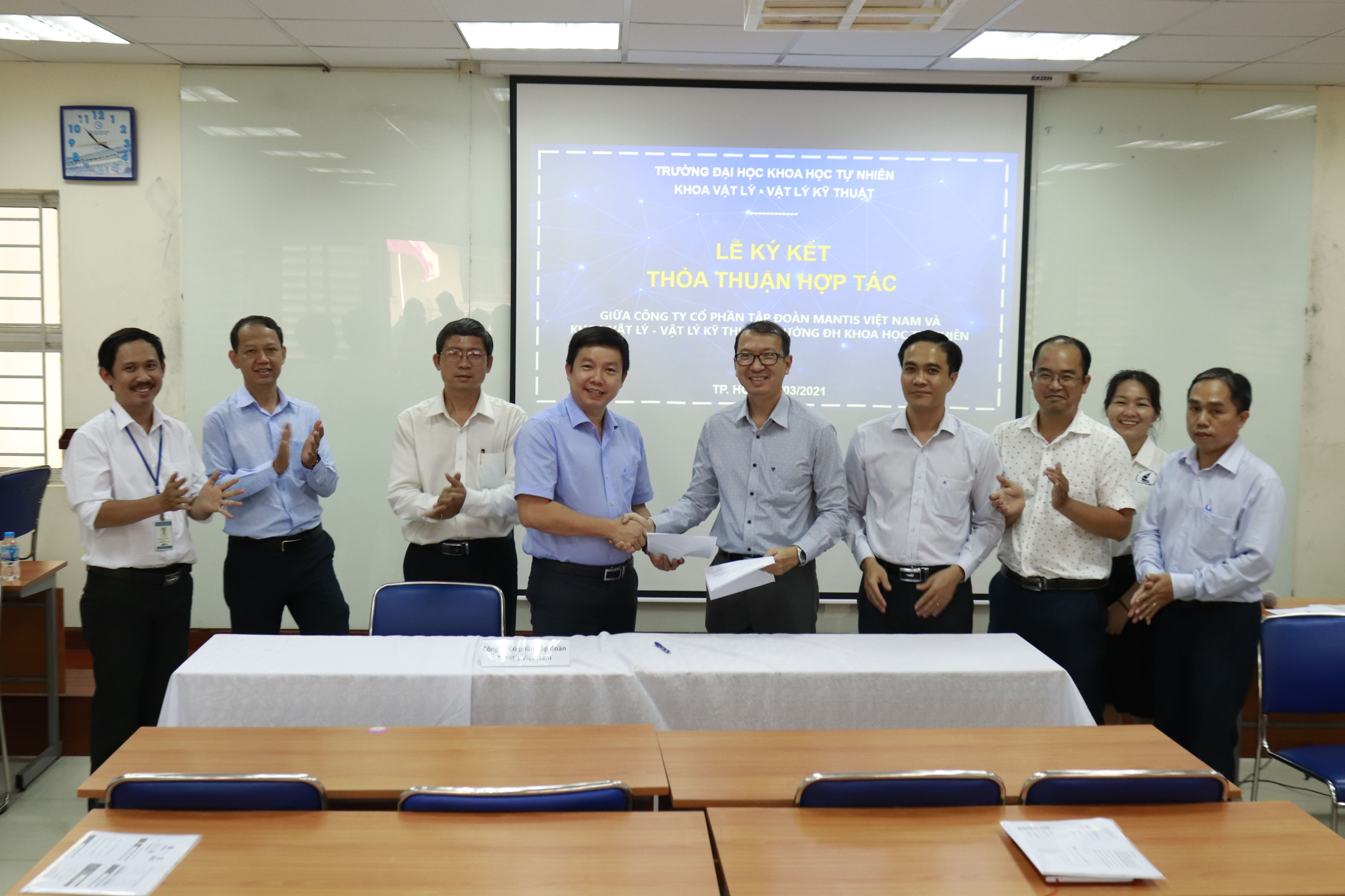Lễ Ký kết thỏa thuận hợp tác giữa "Khoa Vật lý - Vật lý kỹ thuật và Công ty Cổ phần Mantis Việt Nam"