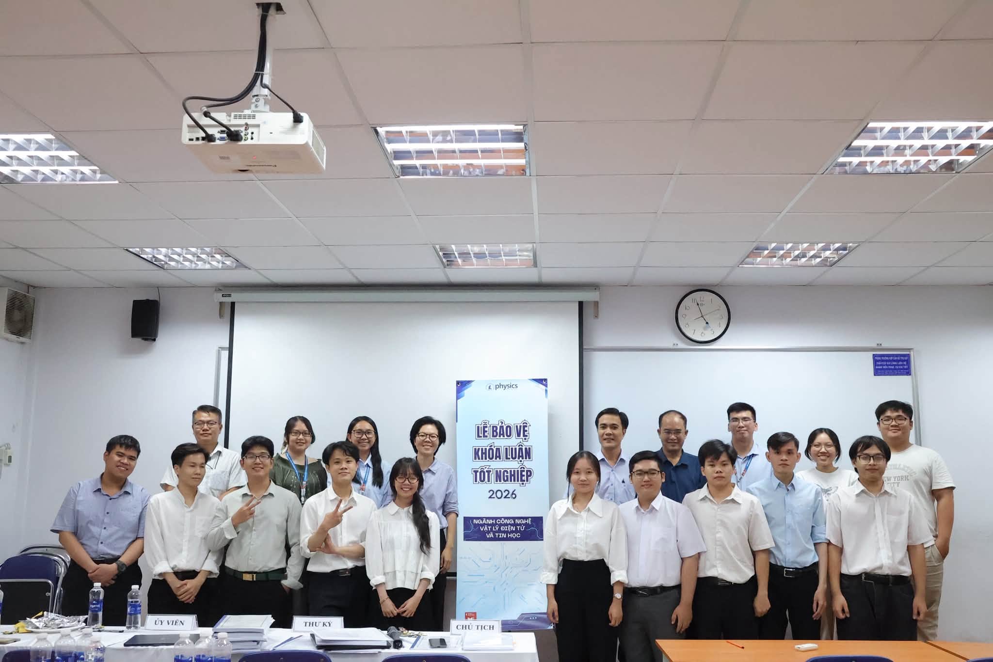 Bảo vệ khóa luận tốt nghiệp ngành Công nghệ vật lý điện tử và tin học – dấu mốc đầu tiên trong hành trình phát triển ngành học