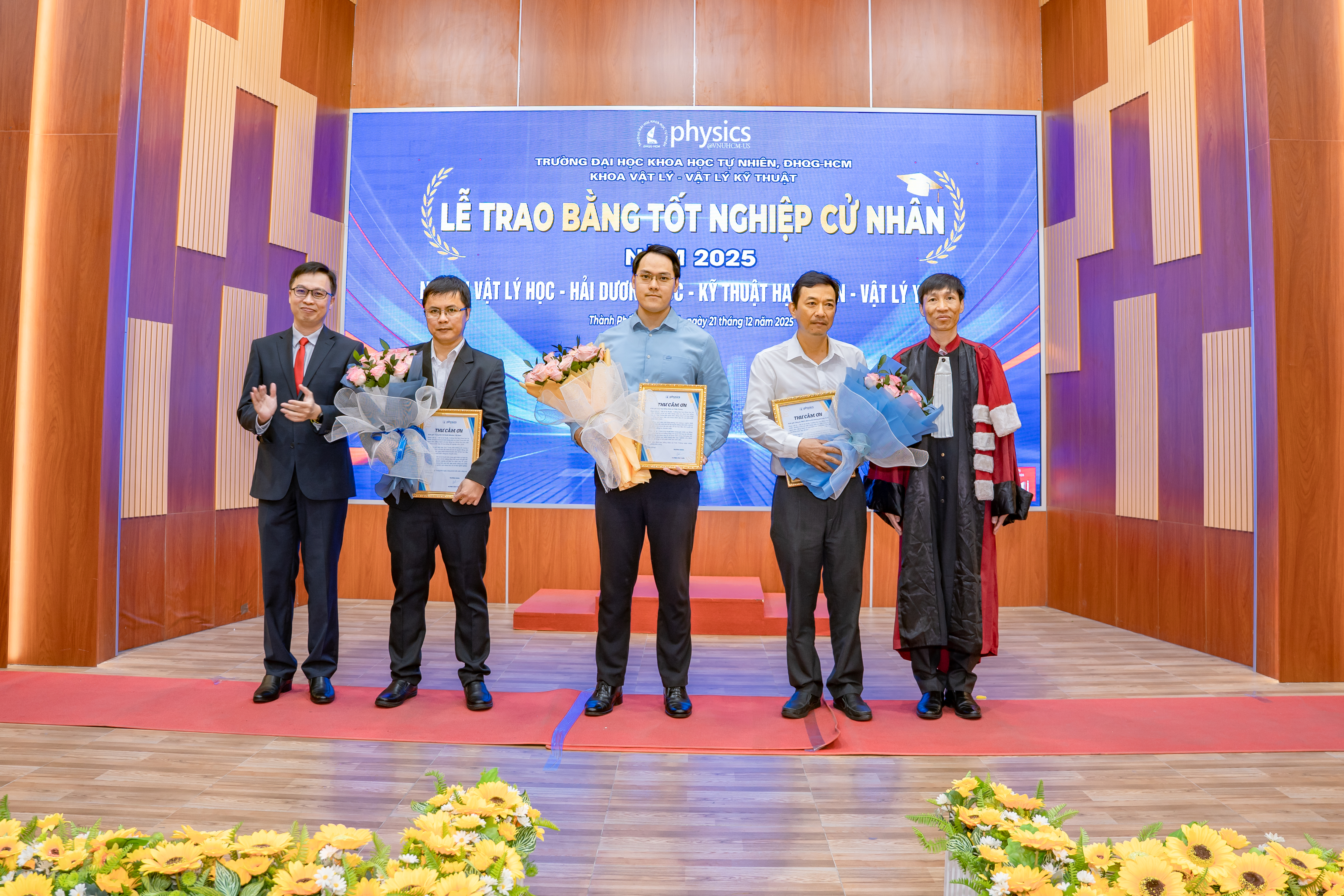 Trao học bổng cho sinh viên Khoa Vật lý – Vật lý kỹ thuật: Ghi nhận nỗ lực và tiếp sức học tập