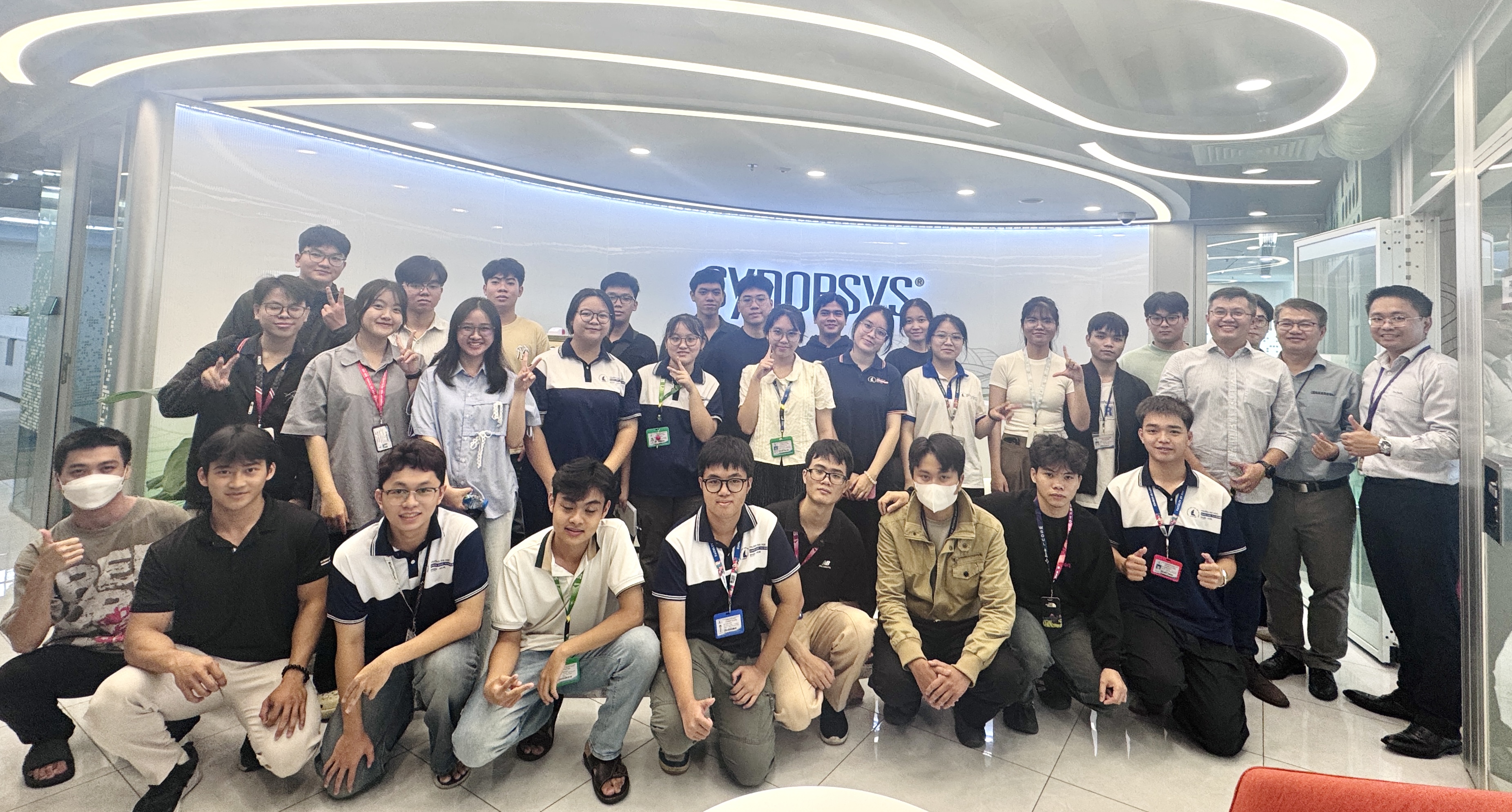 Sinh viên khoa Vật lý – Vật lý kỹ thuật tham quan công ty Synopsys Việt Nam: Trải nghiệm thực tế ngành Công nghệ bán dẫn