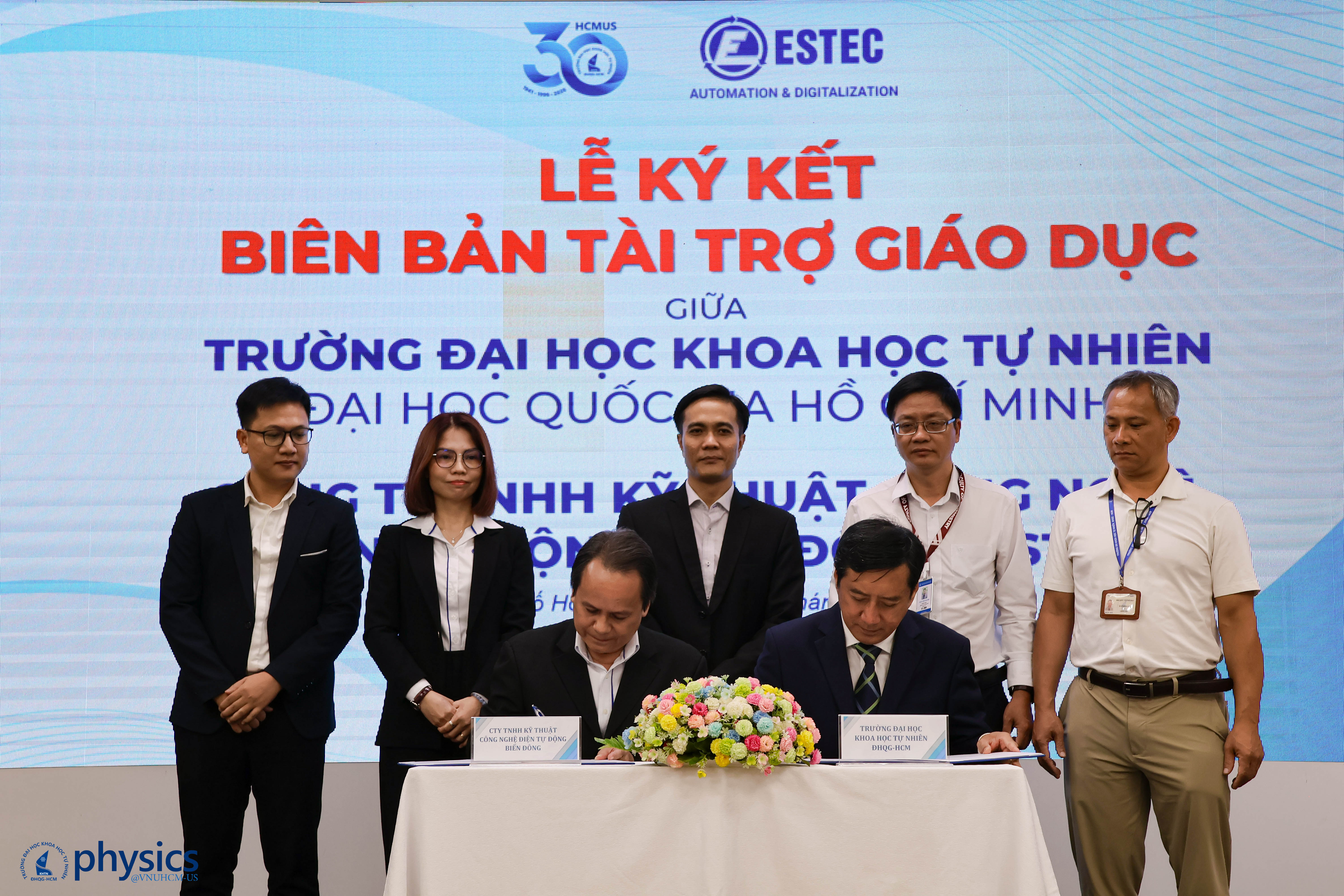 Lễ ký kết thỏa thuận tài trợ giữa Trường Đại học Khoa học tự nhiên, ĐHQG-HCM và công ty ESTEC
