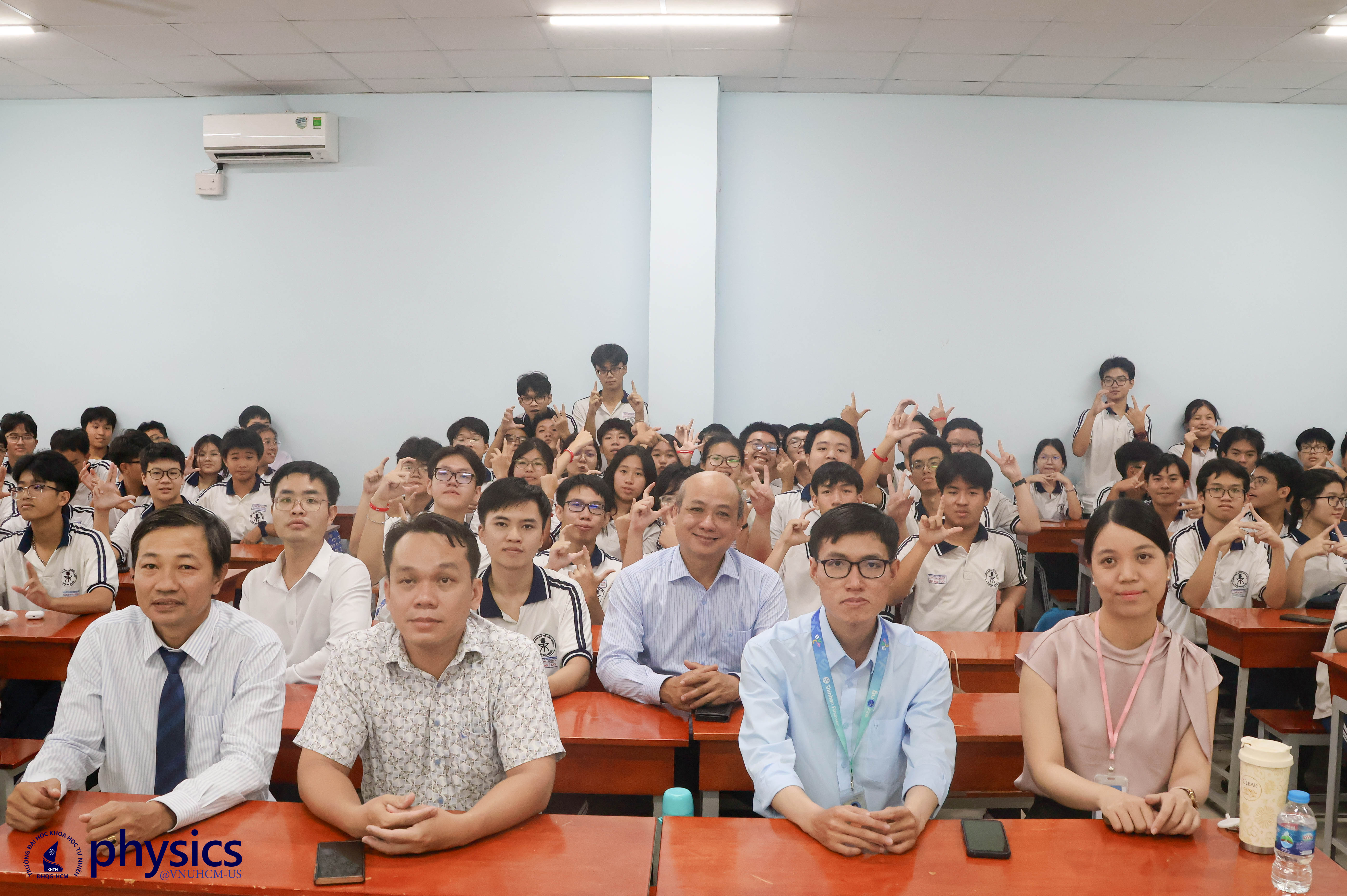 Hành trình trải nghiệm khoa học của học sinh Trường THPT Chuyên Trần Đại Nghĩa tại Khoa Vật lý – Vật lý kỹ thuật