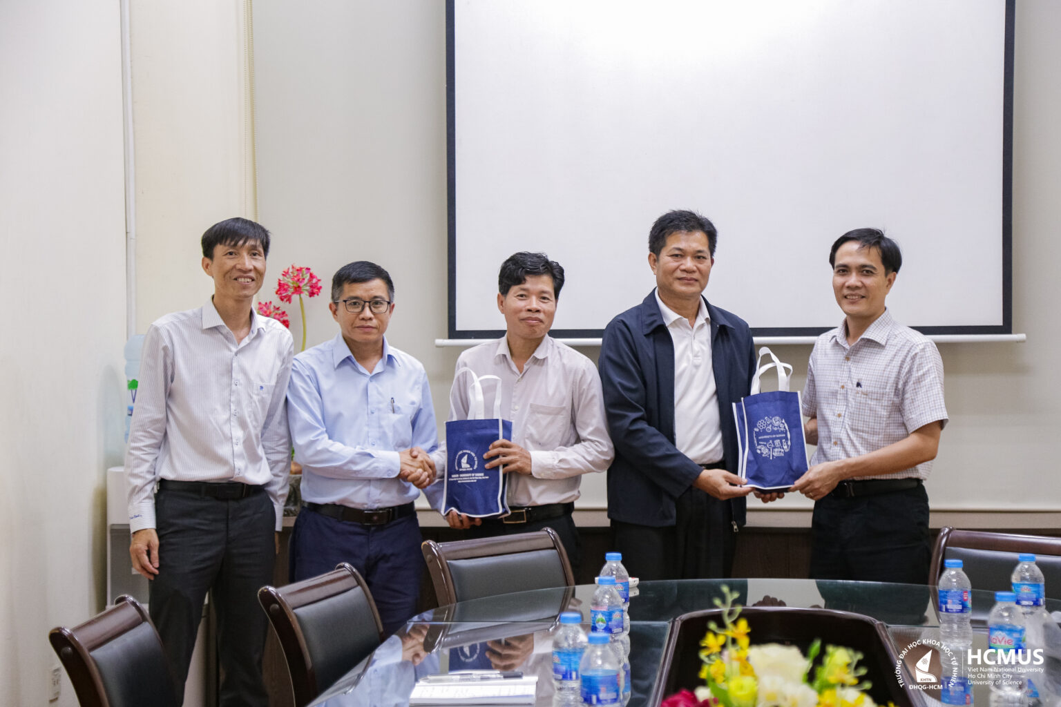 Tăng cường hợp tác Việt Nam – Lào: Đại học Quốc gia Lào thăm và làm việc tại Trường Đại học Khoa học tự nhiên, ĐHQG-HCM