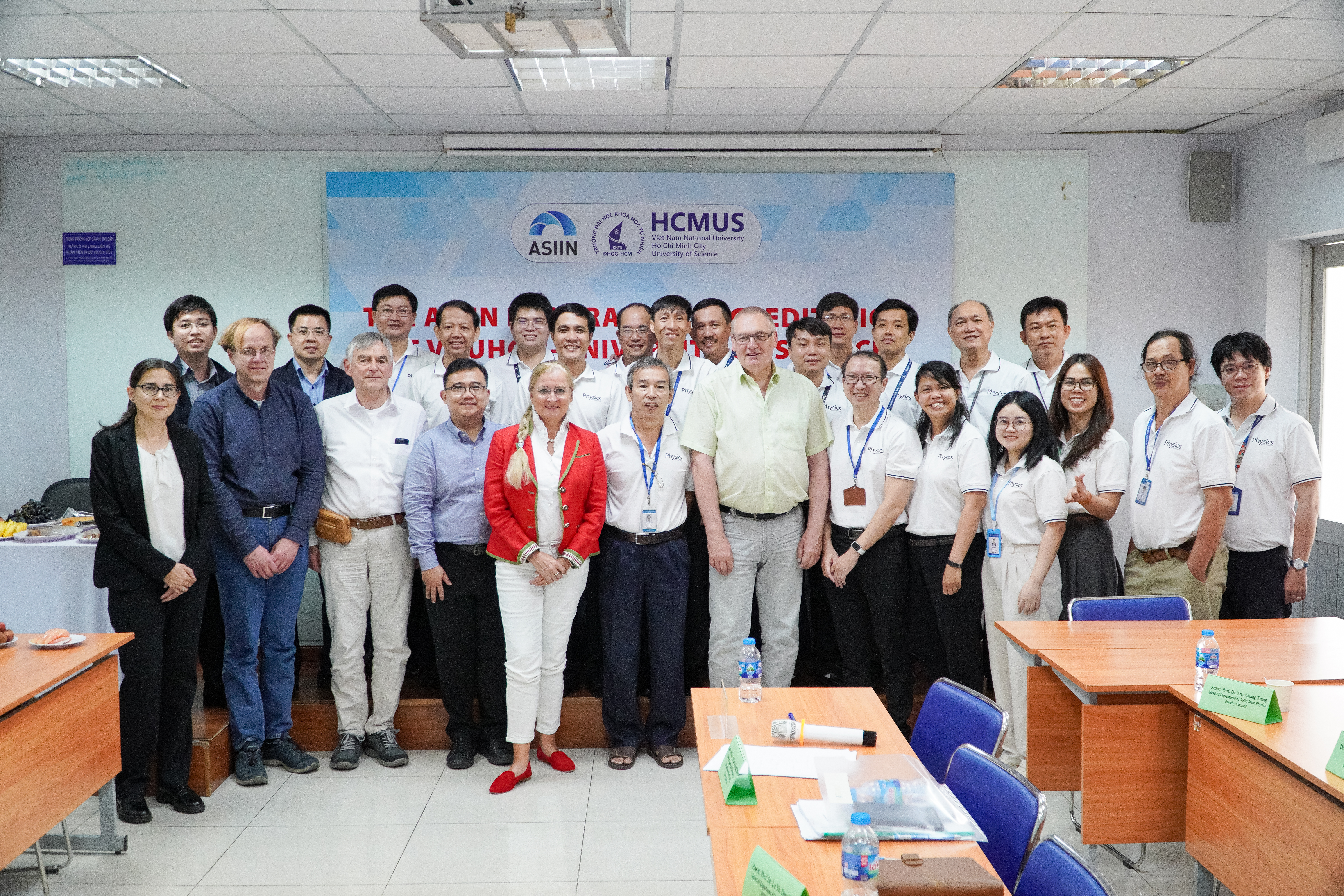 Đoàn chuyên gia ASIIN chụp ảnh cùng giảng viên khoa