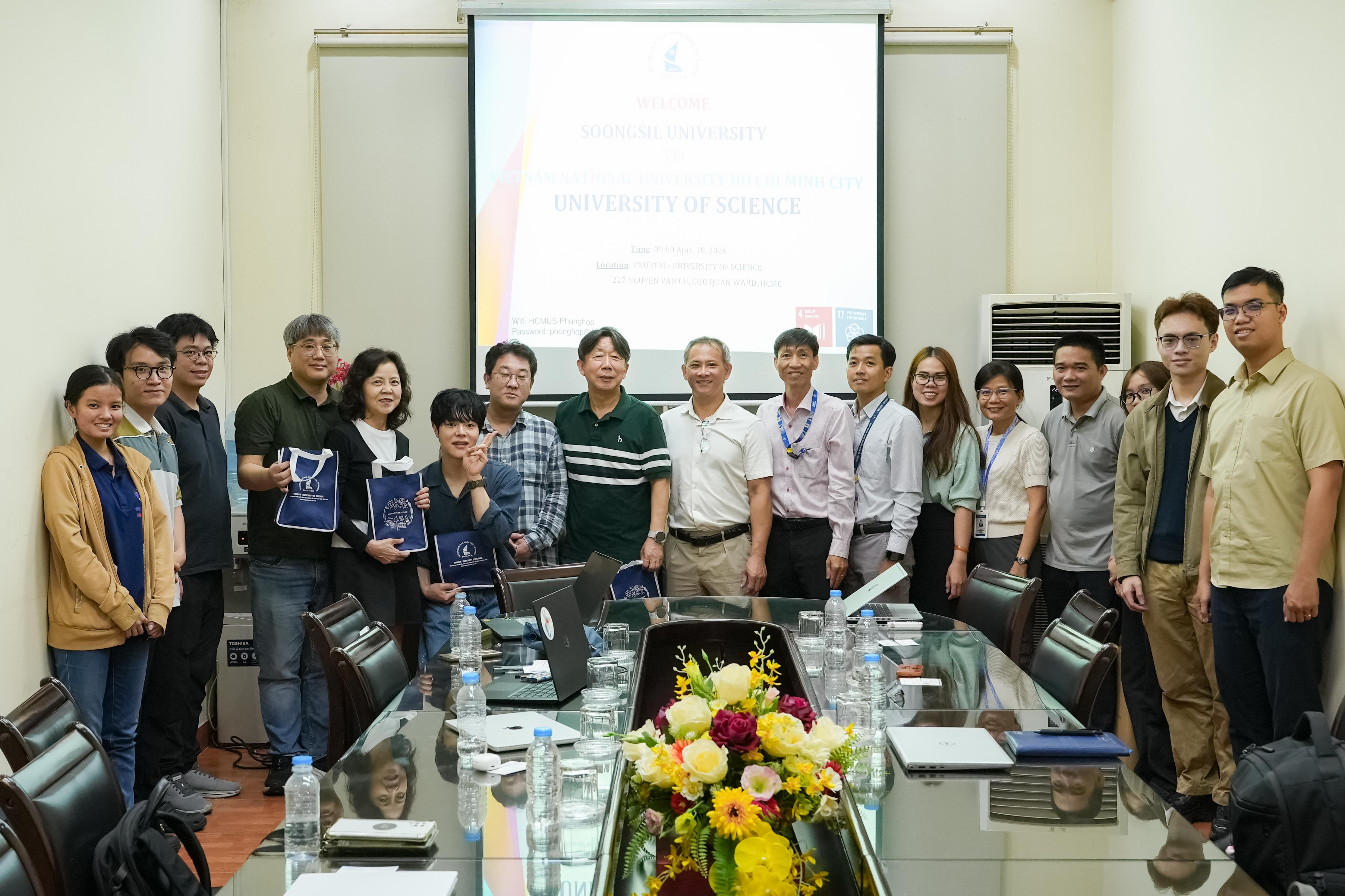 Khoa Vật lý – VLKT đón tiếp đoàn Giáo sư đến từ các đại học tại Hàn Quốc