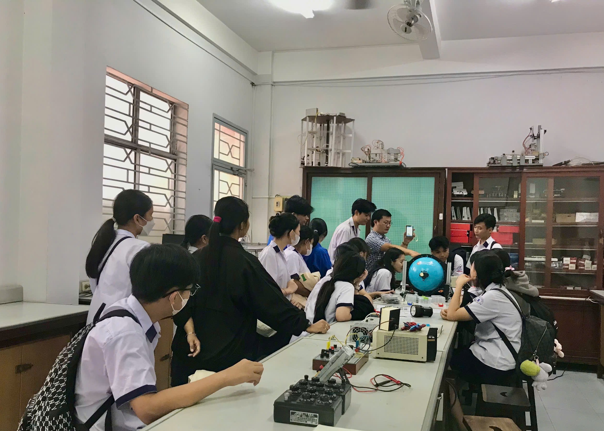 KHOA VẬT LÝ – VẬT LÝ KỸ THUẬT CHÀO ĐÓN HỌC SINH TRƯỜNG NGUYỄN THỊ ĐỊNH