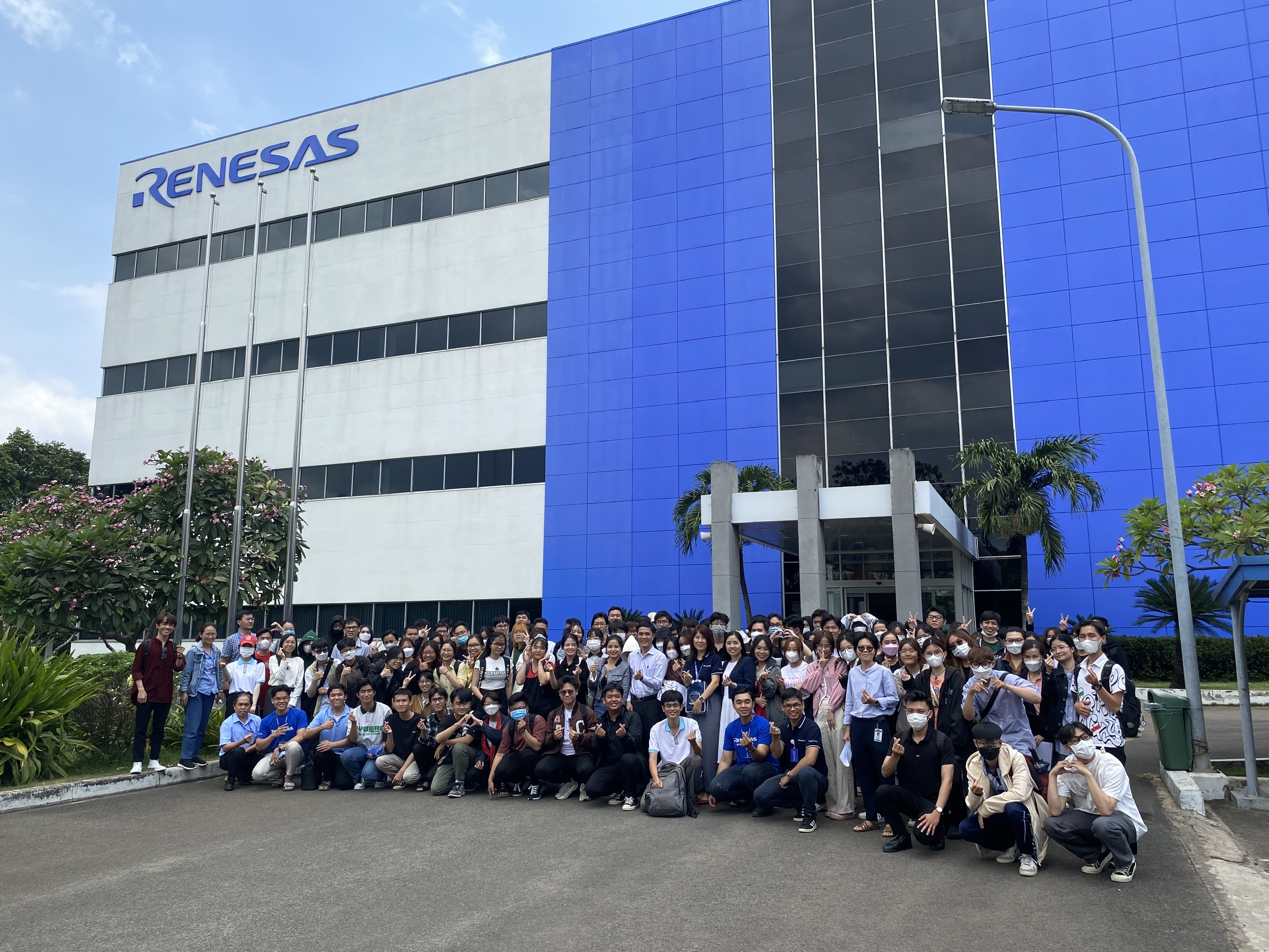 Khoa Vật lý - Vật lý kỹ thuật tham quan công ty Renesas