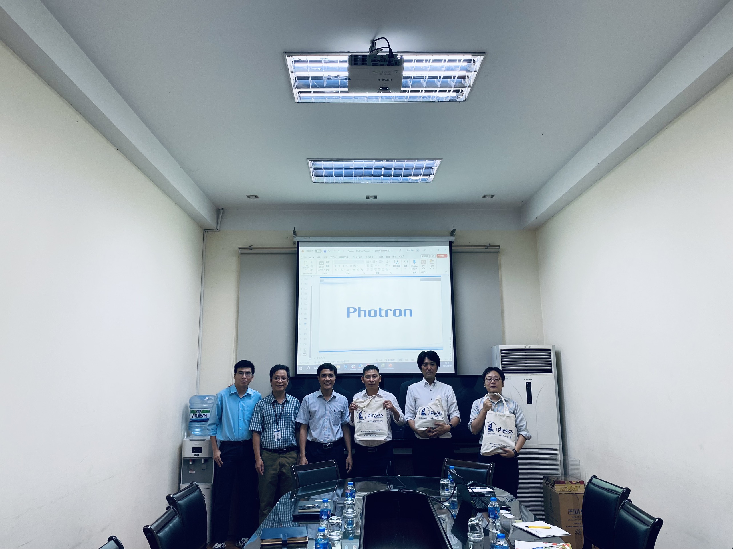 Buổi trao đổi giữa công ty Photron Vietnam và Khoa Vật lý - Vật lý kỹ thuật