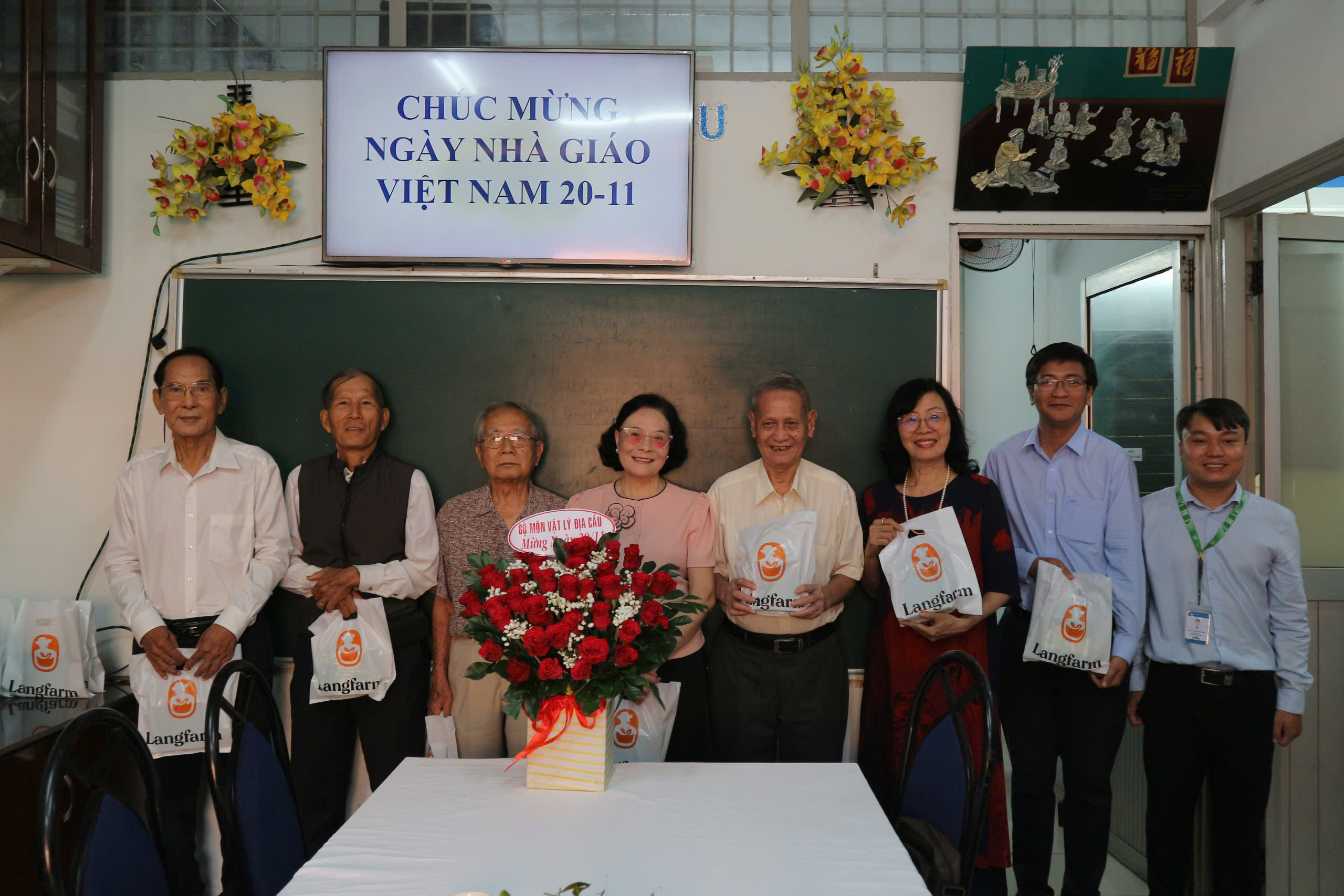 BỘ MÔN VẬT LÝ ĐỊA CẦU TỔ CHỨC HỌP MẶT TRUYỀN THỐNG NHÂN NGÀY NHÀ GIÁO VIỆT NAM 20/11