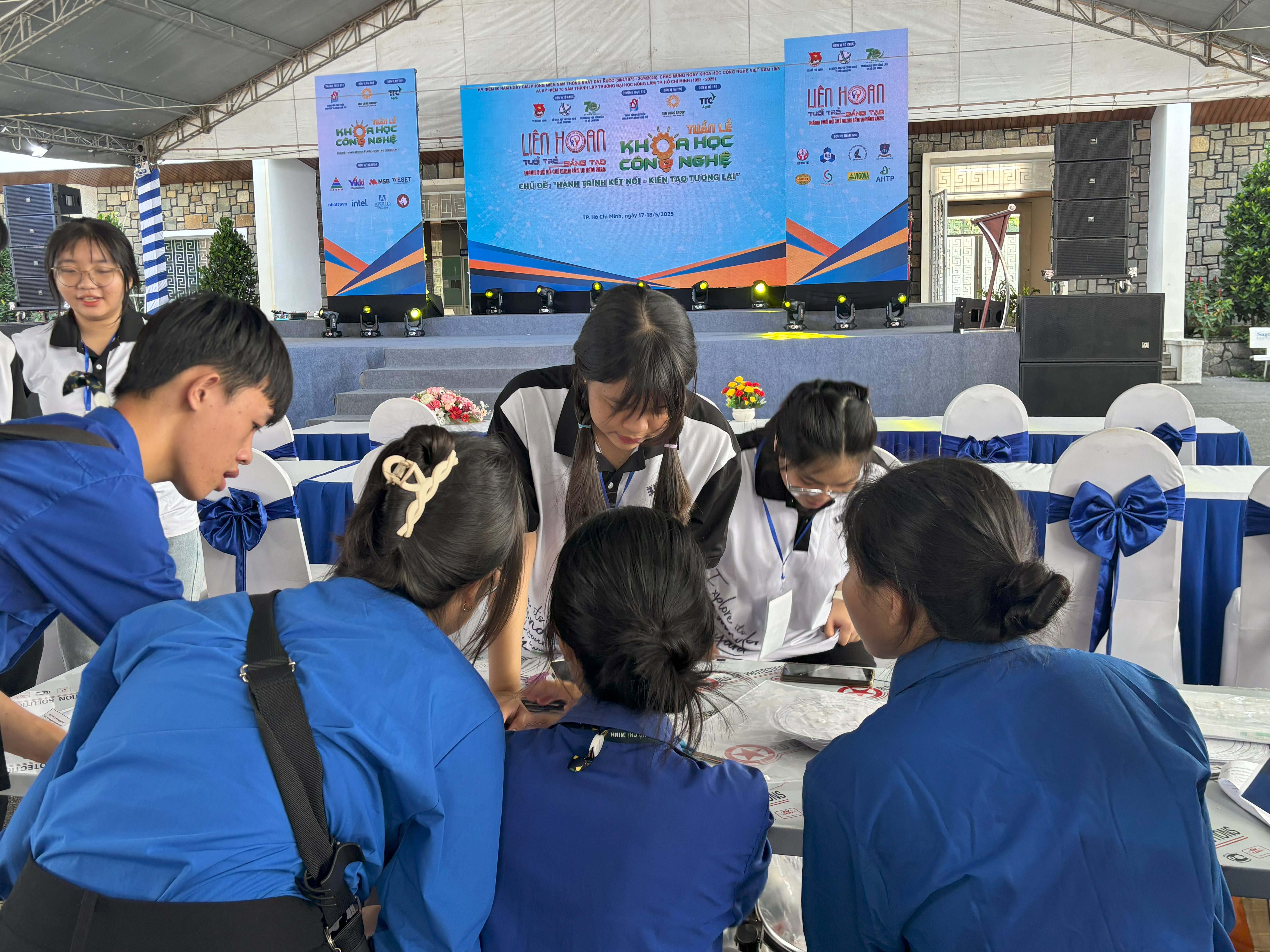 Các bạn đang giao lưu thiên văn.