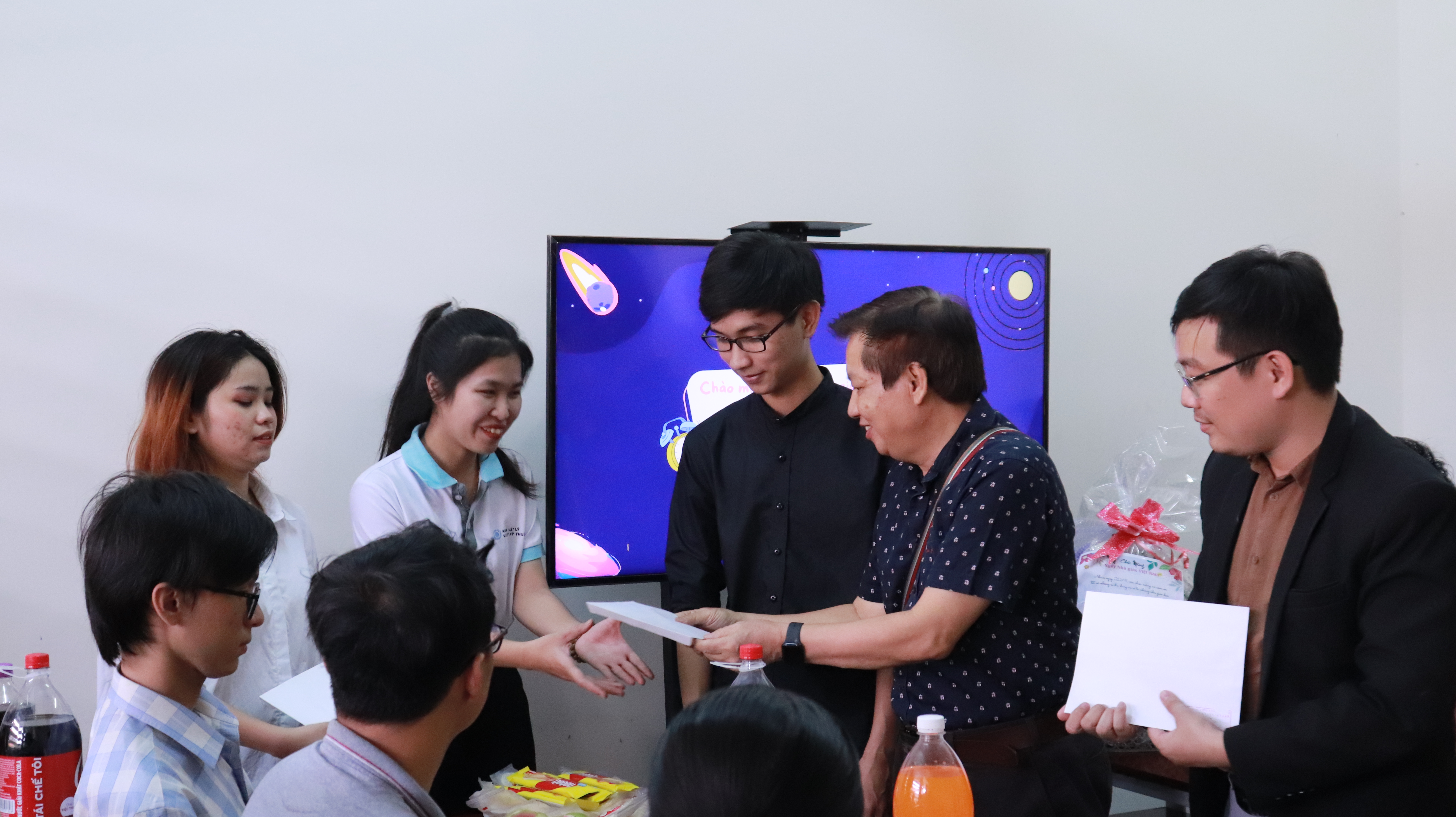 Thầy Nguyễn Quốc Khánh trao học bỗng